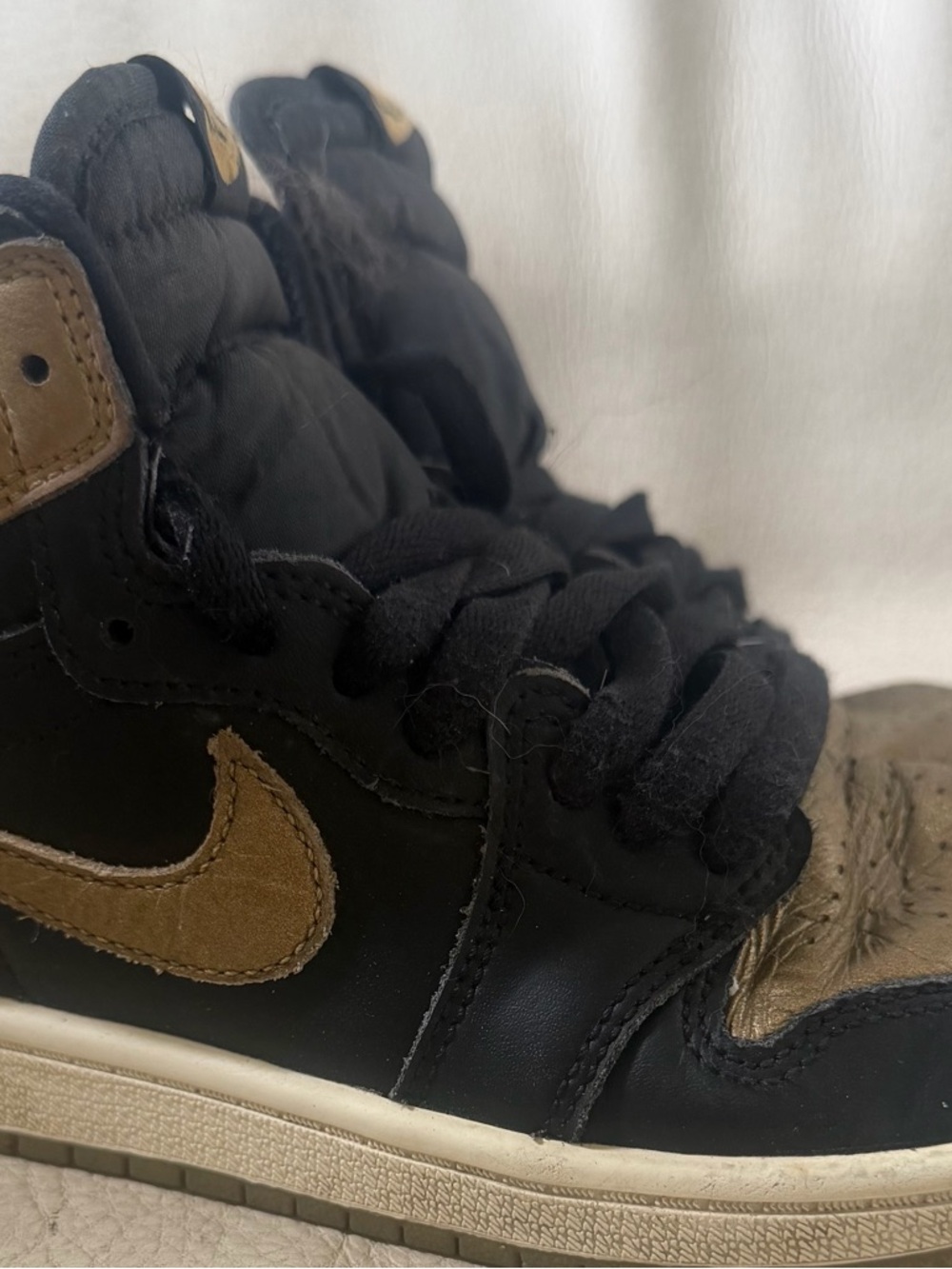 Nike High-retro Jordan’s in Black and gold